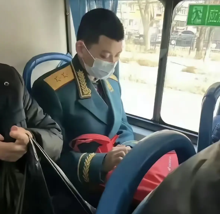 第一次见，这是什么兵种？什么军衔？

