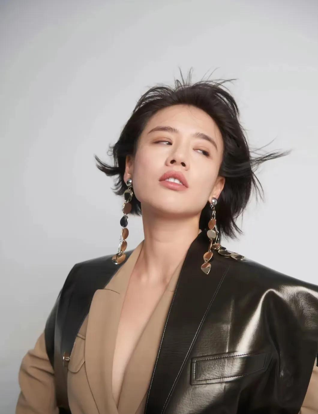 美吗？风情吗？高级吗？怎么我感觉是来搞笑的呢！
马思纯的这组写真照，我看着都觉得