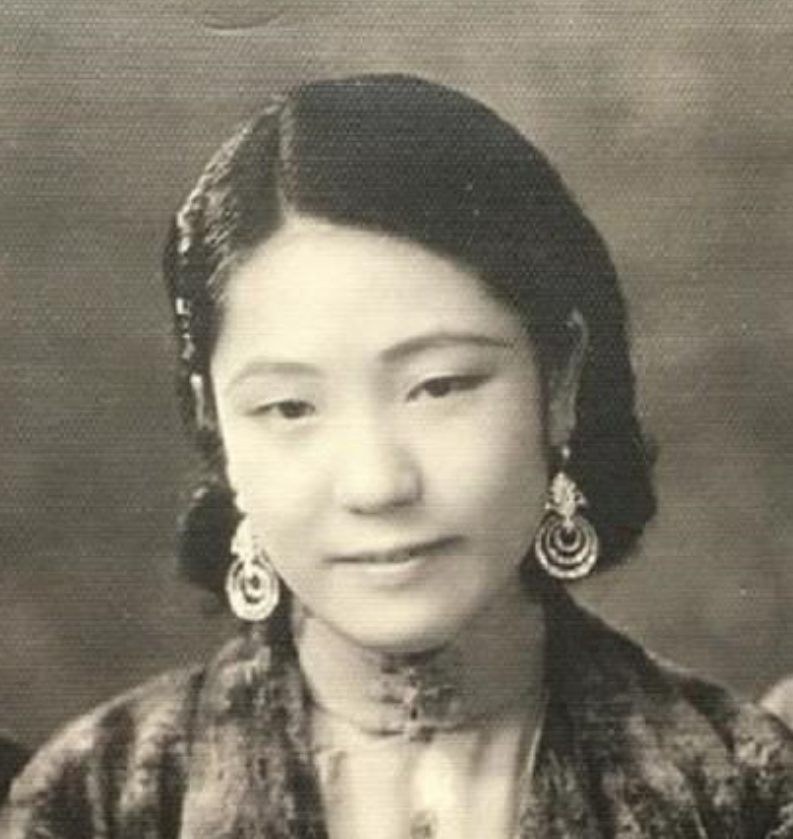 1918年，一女子结婚6年不能生育，被丈夫赶出家门。之后，她被一名年轻军官看上。