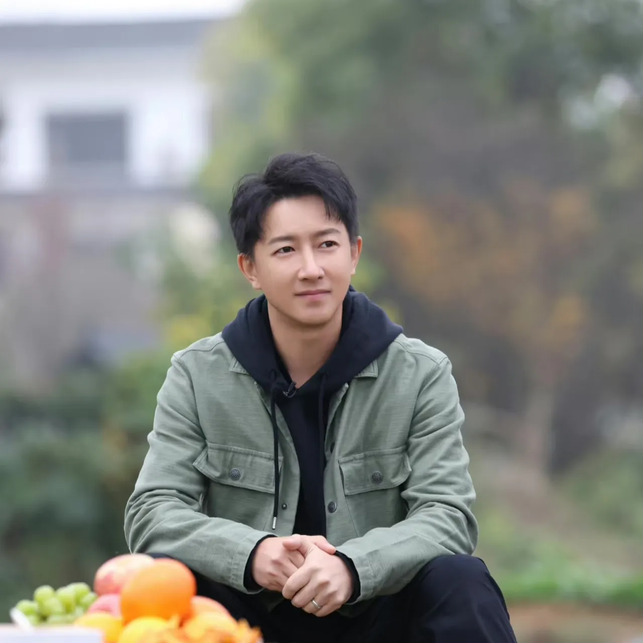 今天我要夸的明星不是清新坚韧的赵丽颖，也不是冰肌玉骨的刘亦菲，他是谁呢？大家猜一
