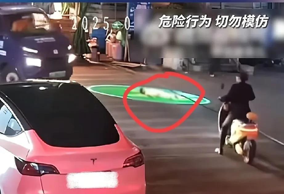 刚刷到大理那车祸新闻，心直接堵到嗓子眼了...

一个才3岁的小男孩，就那么