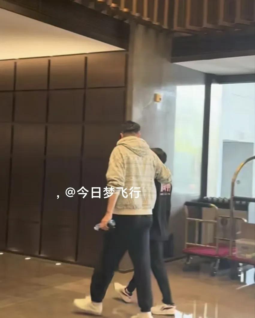 广东队今天提前结束赛前训练！
今天中午11点半，广东队结束了赛前训练回到酒店。比