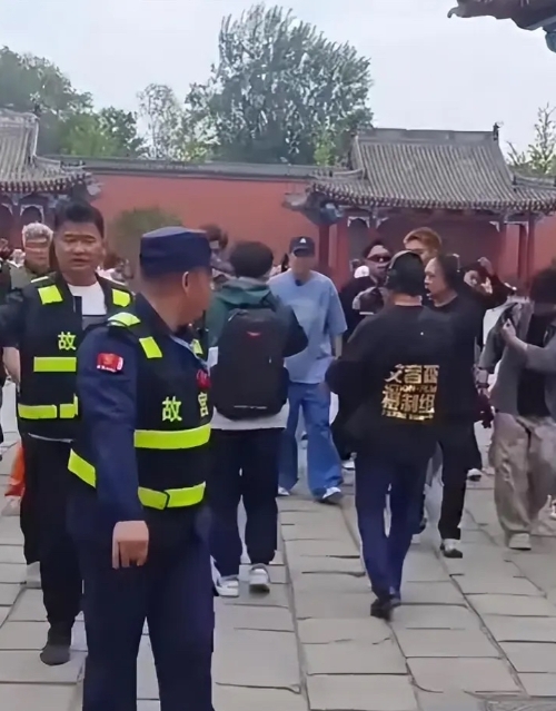 44岁小沈阳被骂上了热搜！5月21日，去故宫带三个保镖清场开道，双手插兜，走起路