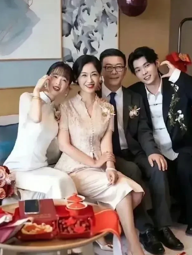 好的基因遗传给女儿，坏的基因同样潜移默化的深深的传给女儿。这么漂亮的丈母娘，女儿