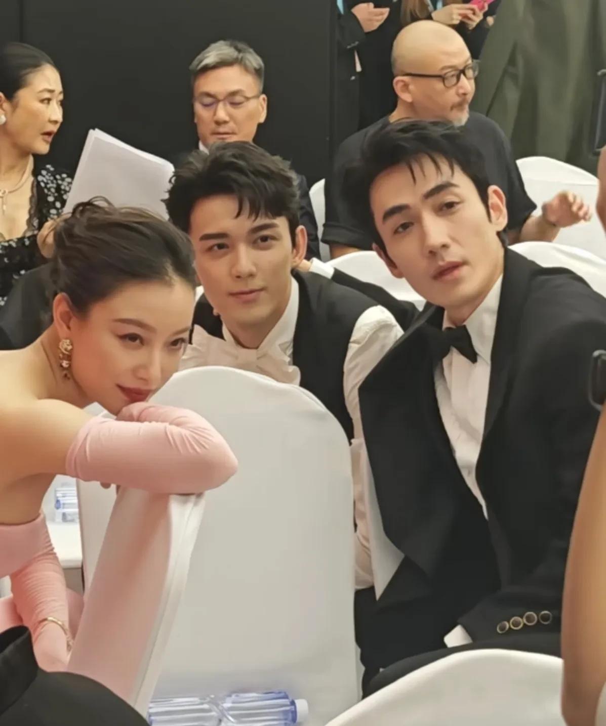 你说这张“三人行”会不会成为，
十几年之后的经典合照呢？
三个人的眉宇间那种不争