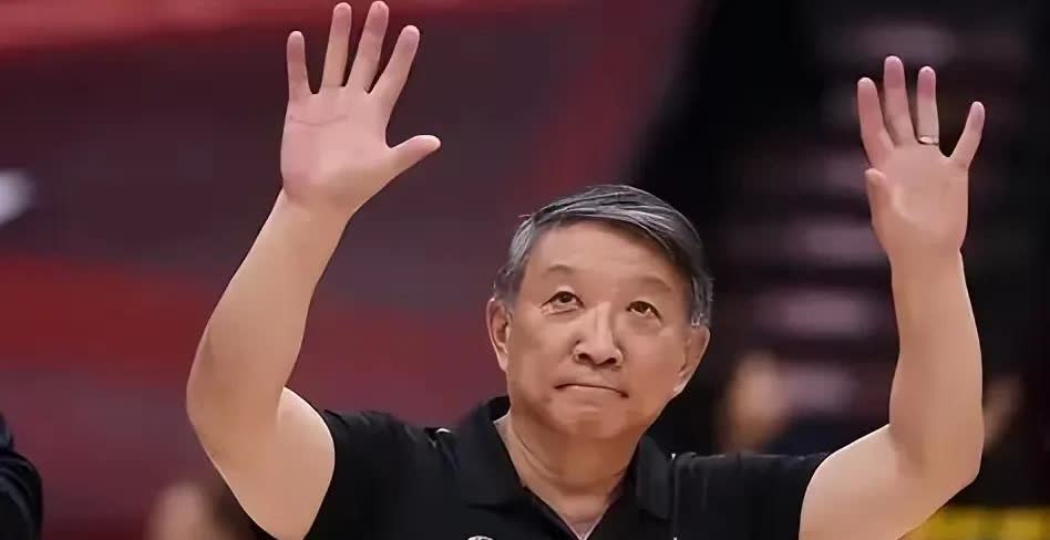 远的不说，就宫鲁鸣在半决赛中的用人，就可以看出他有多死板。
张茹累得罚四中一，