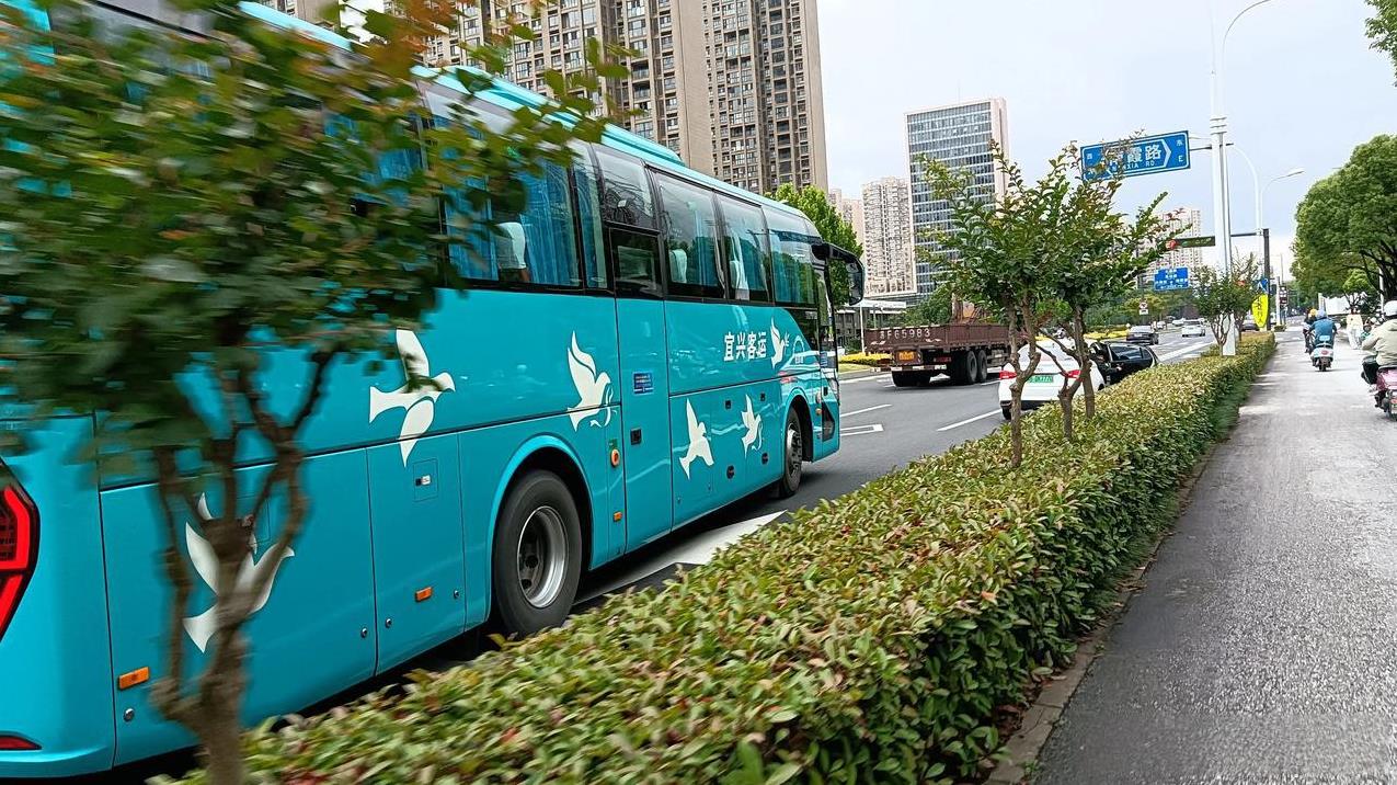 宜兴至无锡硕放机场的锡宜快线如今也更换成了宜兴客运大巴了。
       全程路
