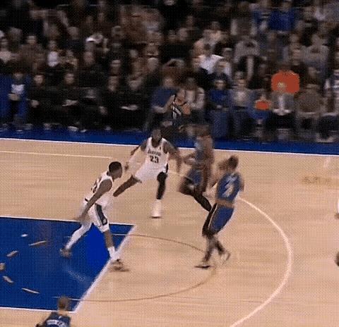 詹姆斯依然宝刀不老，看看这个断球太麻利了，詹姆斯断球加快攻一条龙，这个传球也是有