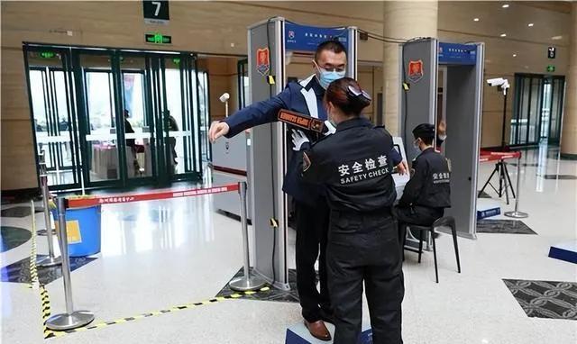 常见的需要安检的场所：
地铁站、火车站、机场、汽车站、码头等。例如，根据《中华人