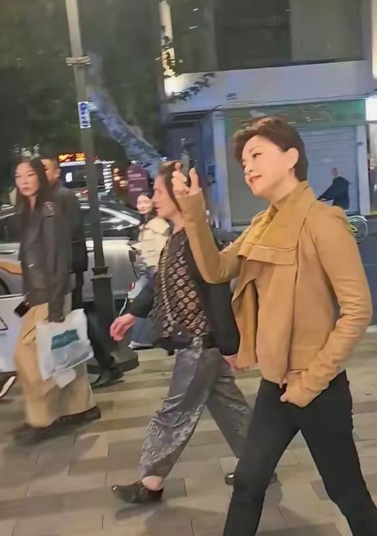 57岁的杨澜现身苏州十全街，路人随手一拍便瞬间在网络上“炸屏”。她这状态，说她四