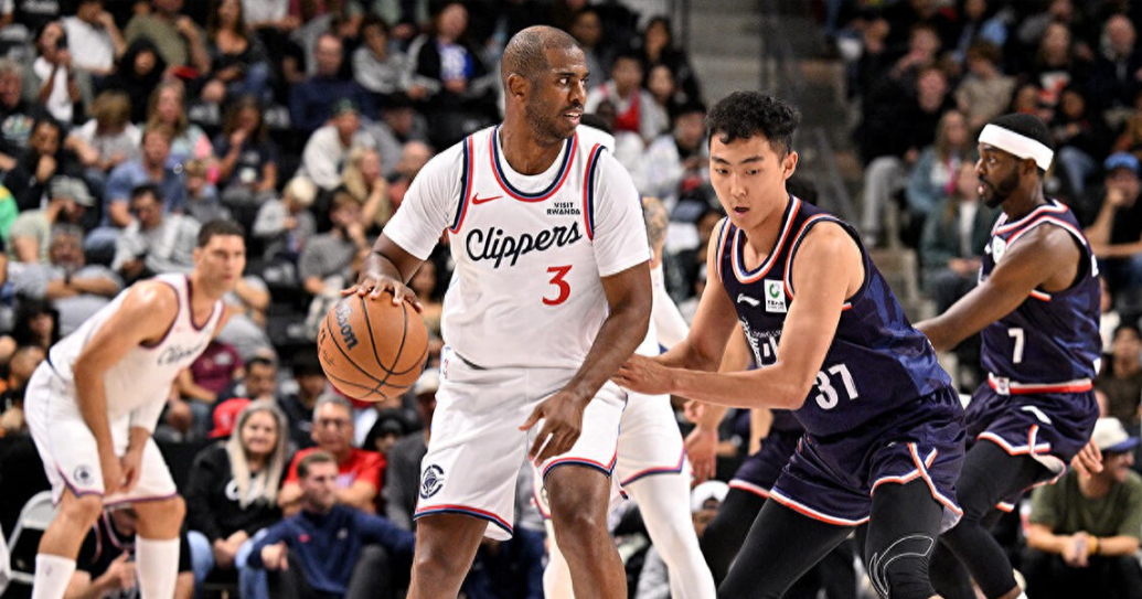 NBA季前赛，快船第三节轰出42-8奠定胜局，最终142-95狂胜广州龙狮。
快