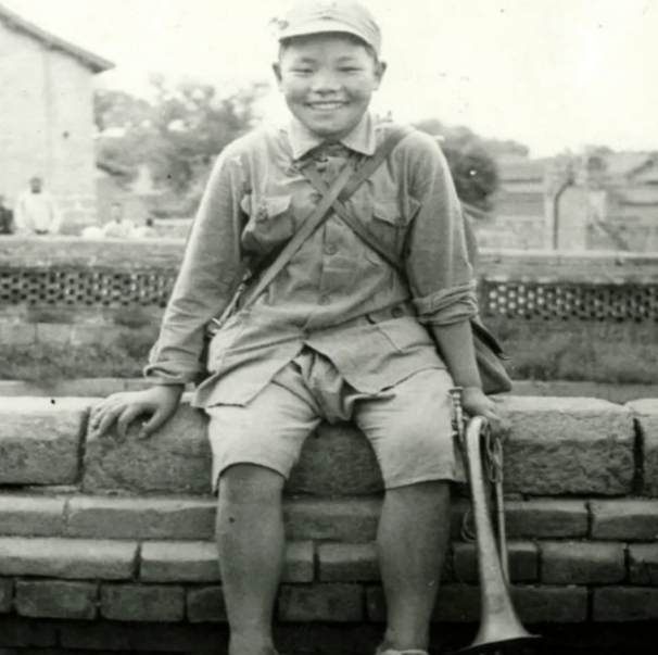 1942年，16岁的小八路宋双来，送完鸡毛信返回时，和几十名骑着高头大马的日伪军
