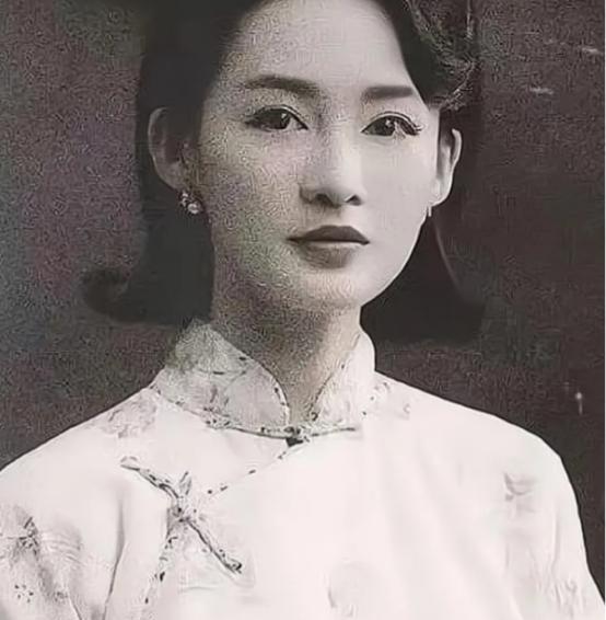 1918年，她被休弃，原因是六年未孕。



凛冬的广州，暮色四合。莫秀英孤身一