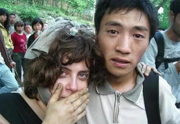 13年！我终于找到你了！”2008年汶川地震，四川小伙救下一个外国女孩，外国女孩