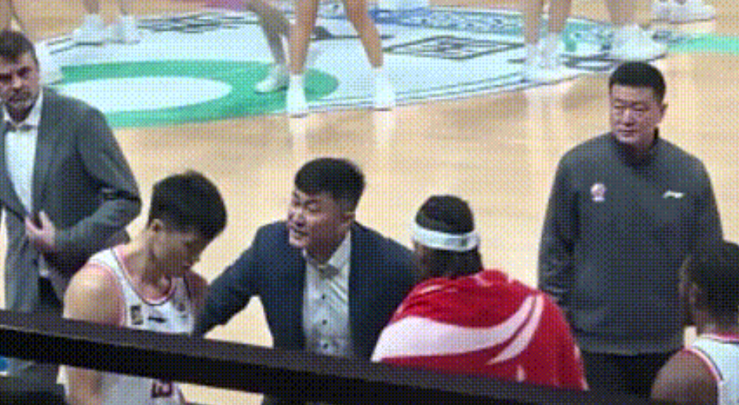 杜锋暂停怒推辽宁籍球员张皓嘉，还抡起战术板要打他，怒我直言，胡明轩比张皓嘉打的还