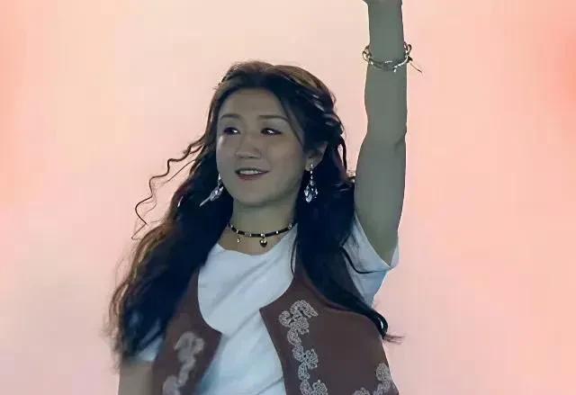 感觉陈梦拿了巴黎奥运会女单金牌后，就没有什么冲劲了。
看她上节目的照片，感觉胖了
