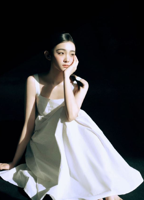 演员马凡丁的小白裙妆造，这组大片如何？