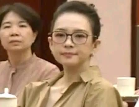 章子怡真的好神奇，
每次参加政府的座谈会，都是素颜，戴眼镜，没有高级妆容，没有