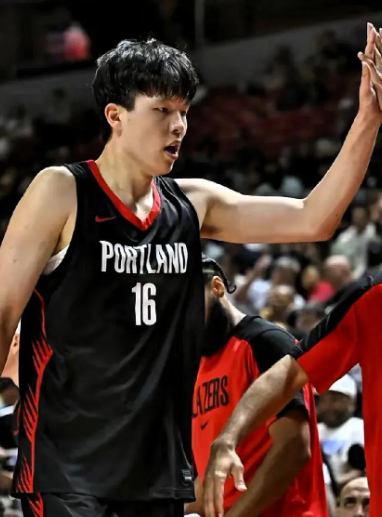 小杨投射、身体对抗、篮板、体能、速度还达不到教练组或者说是nba正常轮换的水平。