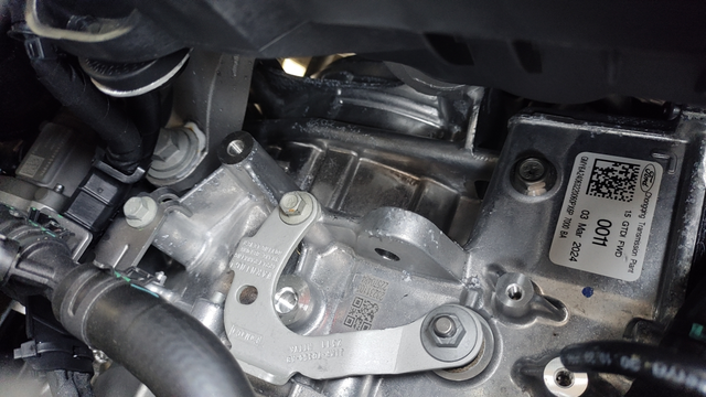 刚提的蒙迪欧
发动机舱里面的铝合金全都像是氧化了一样！4S店说是正常情况，各位大