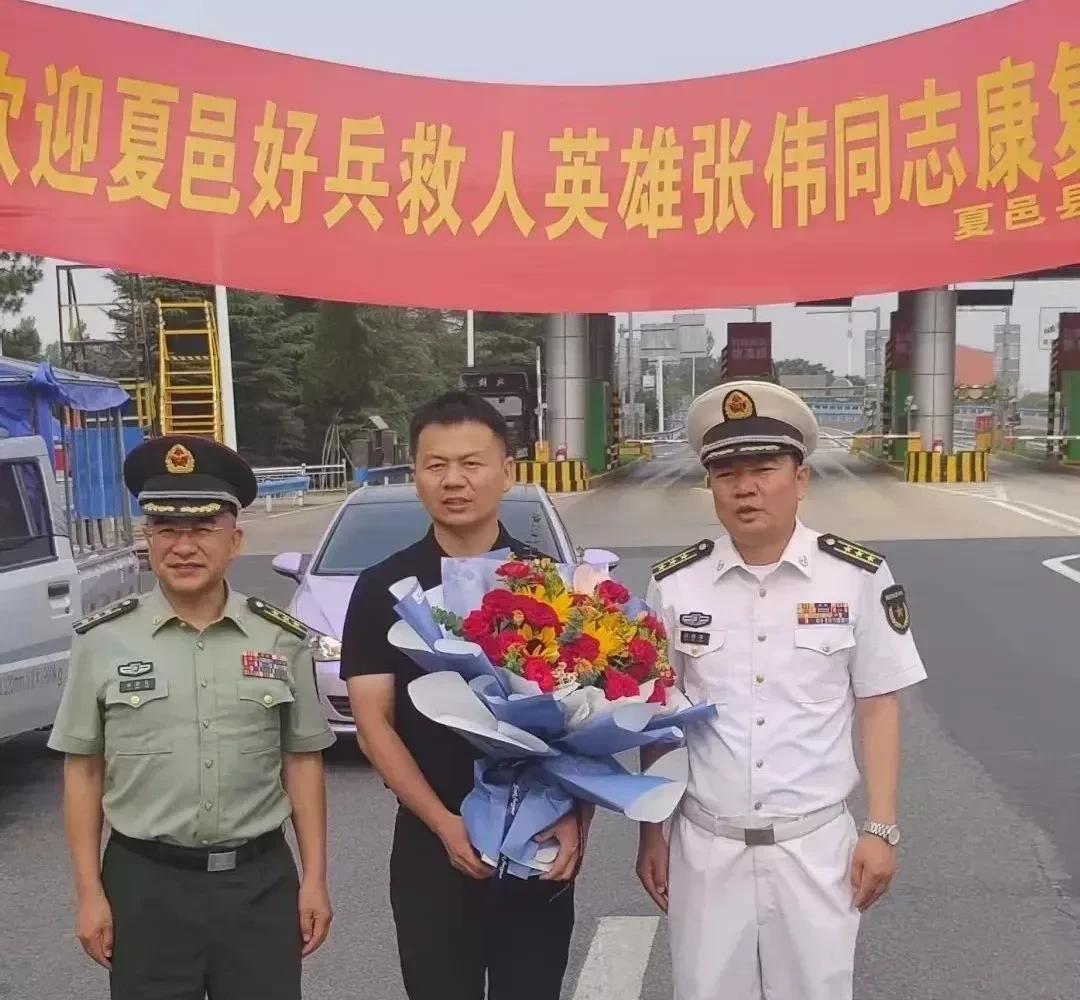 张伟是活着的陈祥榕，陈祥榕是牺牲的张伟。陈母问勇，张伟跪母。历史在这一刻完成闭环
