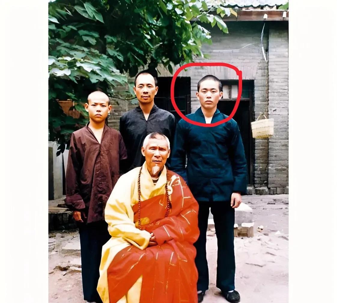 1983年，河南，一位18岁的少林小伙与师傅和师兄弟的珍贵合影，谁也没有想到，在
