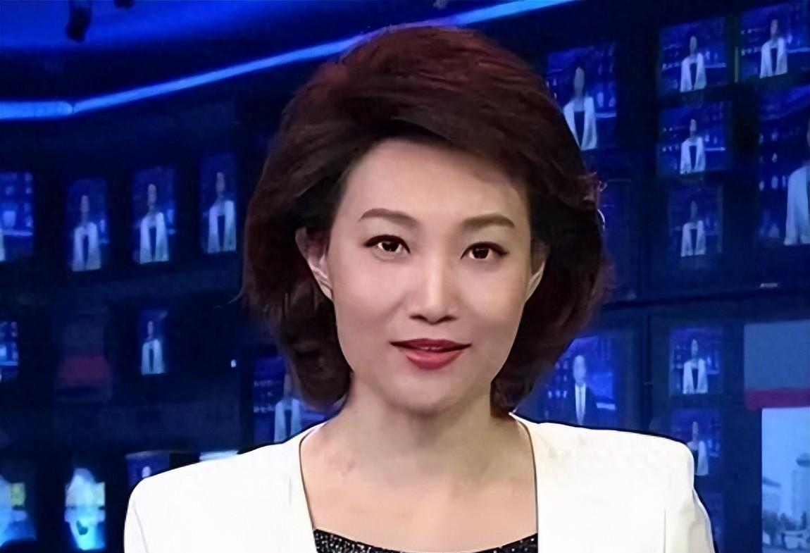 央视一姐竟混成“三无人员”？号称央视门面的李梓萌47岁母胎solo还倒贴打工，私