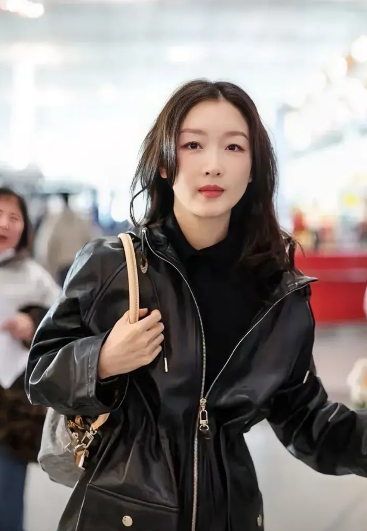 周冬雨现在在影视圈的定位好尴尬，
虽然是三金影后，但票房号召力几乎为零。
拍的古