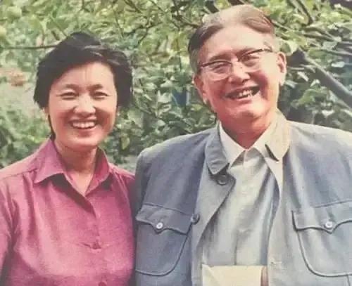 1973年，60岁的乔冠华执意娶38岁的章含之，引发子女强烈不满。



197