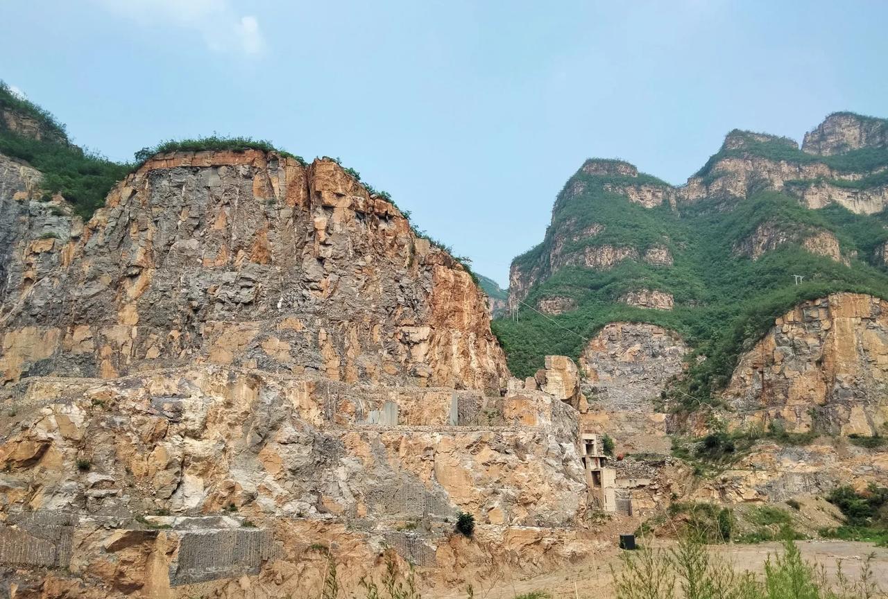 偶遇一段魔幻山体
驱车行驶在井陉菩萨崖到平山紫云山的公路上，被两侧刀劈斧砍般的山