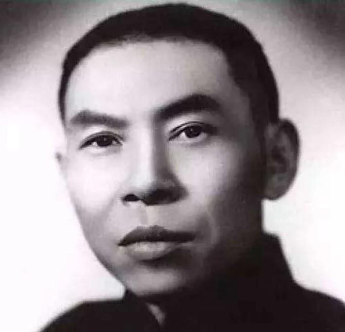 话说1937年的上海滩，炮火连天。
那天深夜，杜公馆突然灯火通明，十几个汉子正往