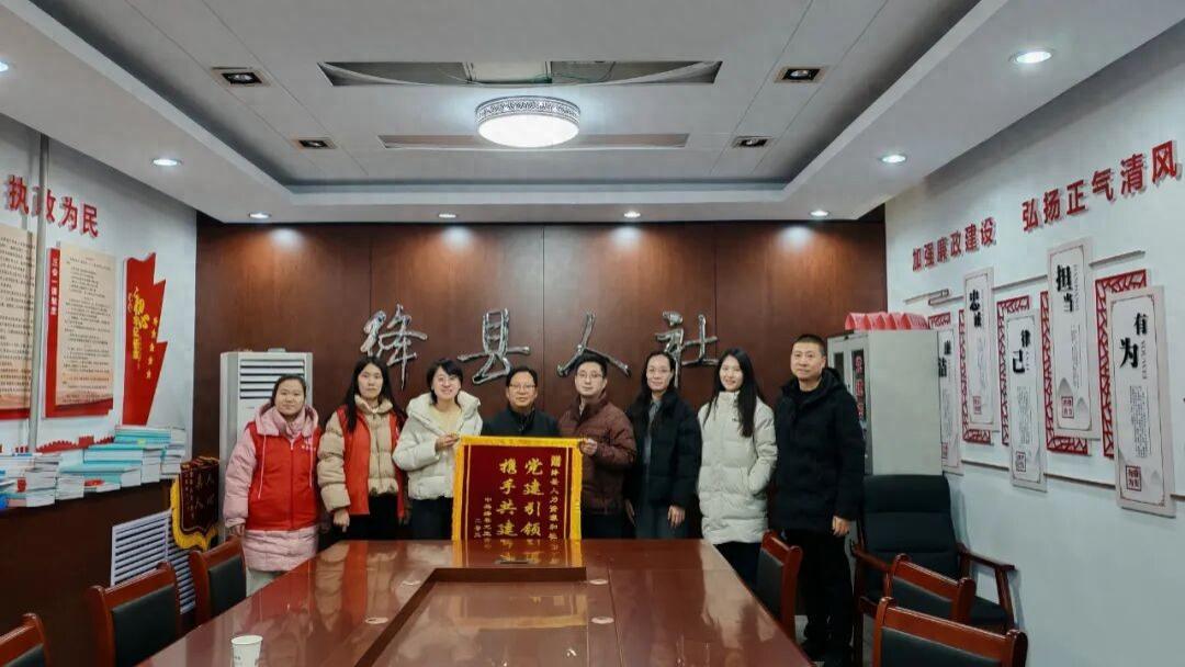 绛县人社局：锦旗藏暖意 共建暖人心