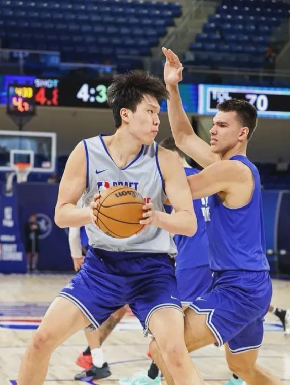 发现没有，杨瀚森集合了中国男篮几位前NBA老大哥的优点。

姚明的身高（稍欠点）