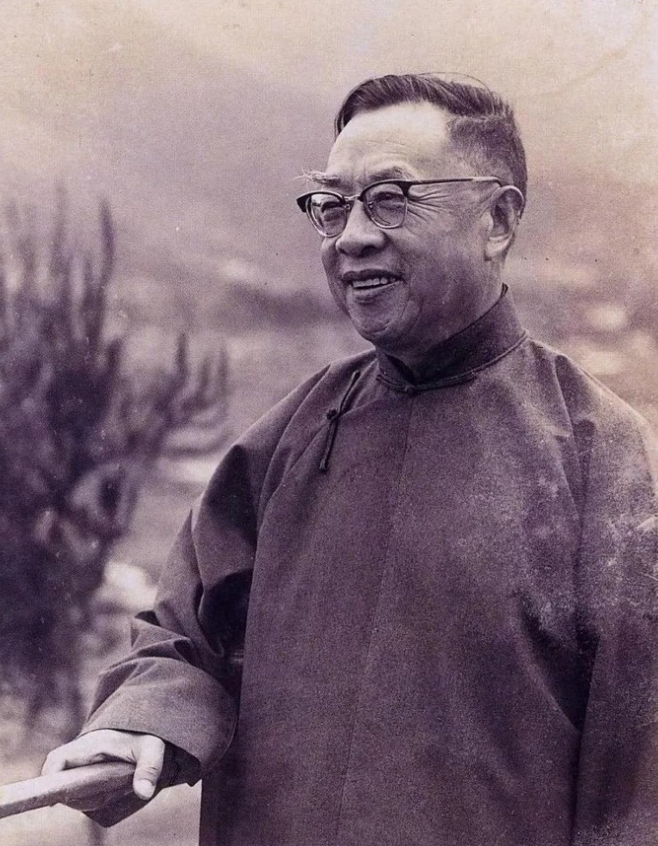 1990年，95岁高龄的他被赶出了自己的家，短短两个月就郁郁而终，至死也没能再看一眼海峡彼岸的故乡