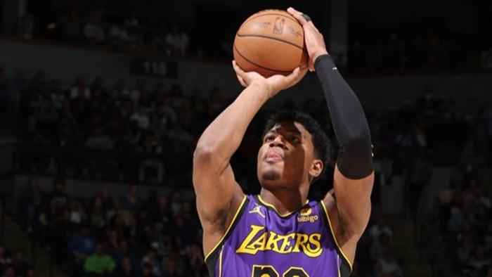 詹姆斯：村桑，最近表现不错嘛！八村塁：再不表现，要下替补了！