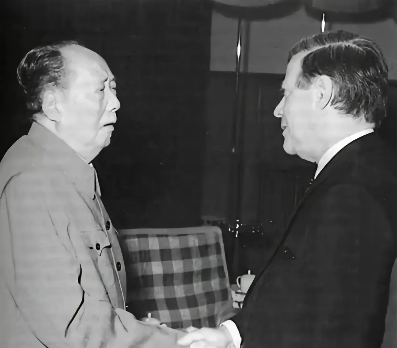 主席神预言：欧洲分裂，美国要出事











世界风云变幻，1975年