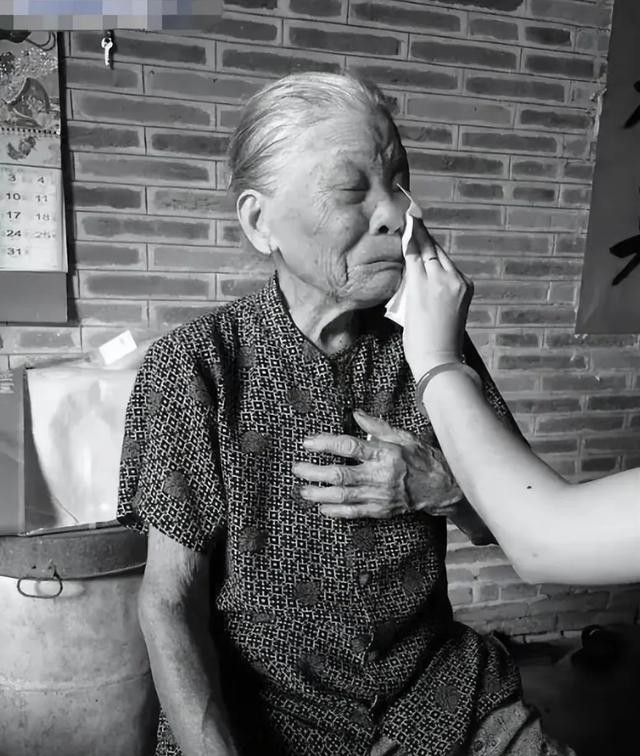 1939年，19岁少女被日军推进洗澡房，翻译官笑眯眯的说：“你有福了，你很漂亮，