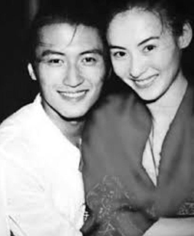 谢霆锋和张柏芝离婚后，张柏芝主要承担起抚养两个儿子的责任，而谢霆锋与旧爱王菲复合