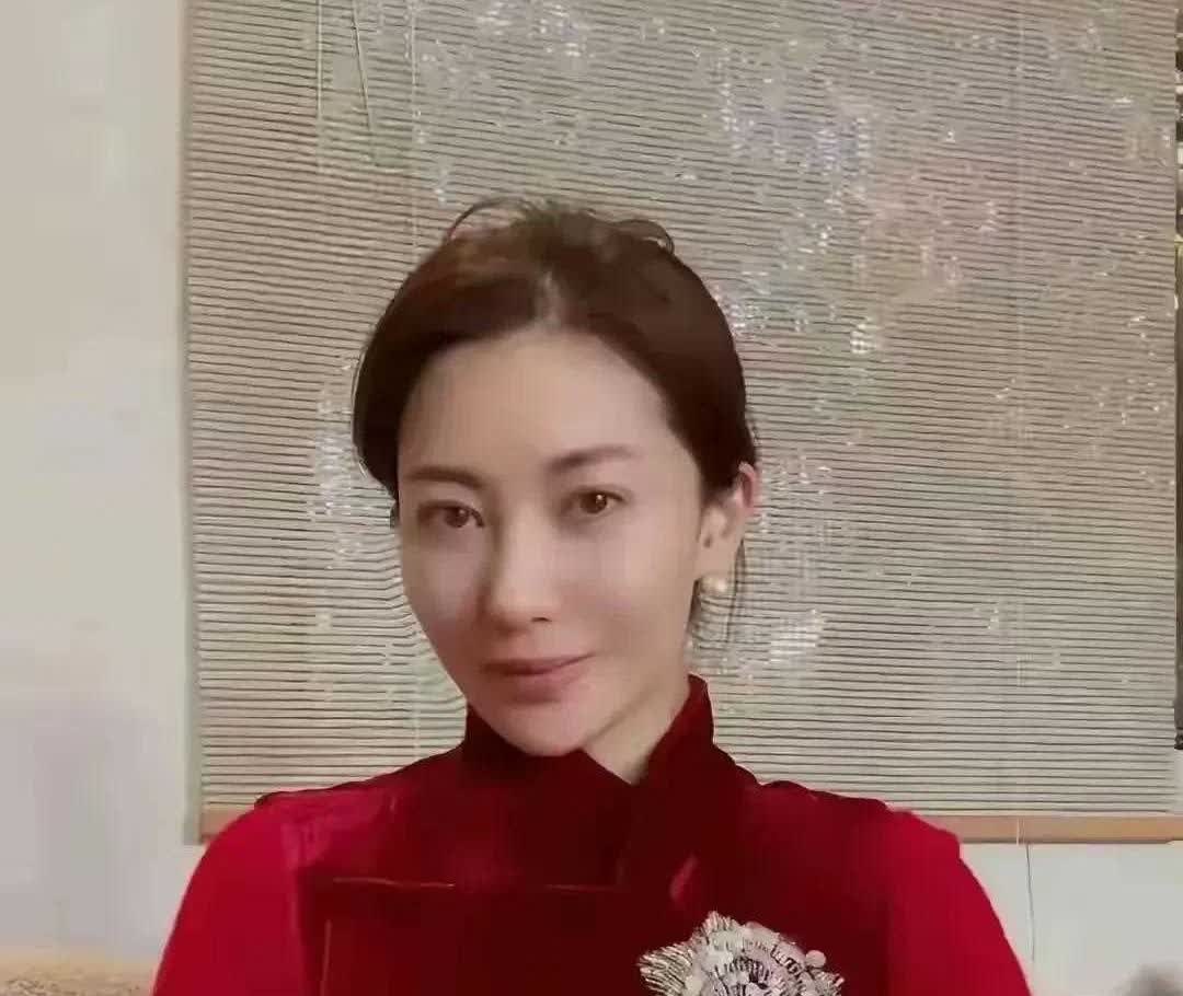 章子怡哥哥晒全家福，42岁的大嫂身材高挑，外貌气质不输国际章