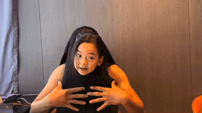 高云翔社交媒体停更4个月，
今日凌晨终于更新了，
和女儿小酒窝的互动，也许是对张