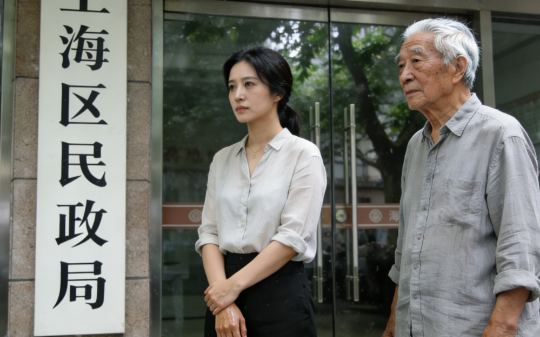 为了户口，我嫁给75岁老男人，领证当天他递来协议：房子归你，户口给你，明天开始各过各的