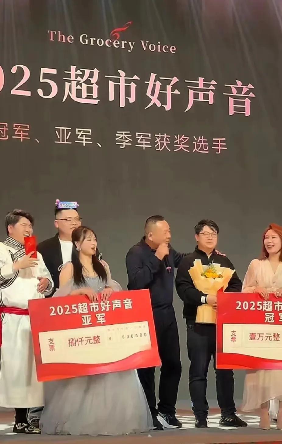 中国超市周超市好声音举办，于东来给歌手发奖金！
近日，中国超市周在许昌举办，零售