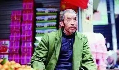 1992年，武汉小摊贩2年捡到2个女婴。为了抚养她们长大成材，他做3份活，终生未