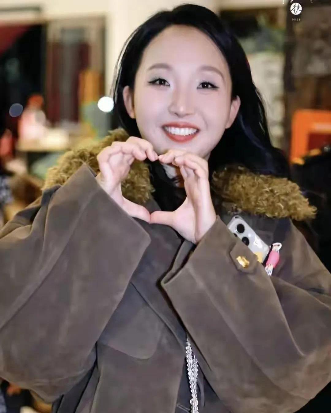 最近娱乐圈的瓜真是吃到噎嗓子！
全网疯传叶珂在上海秘密产女，黄晓明被描述成24孝