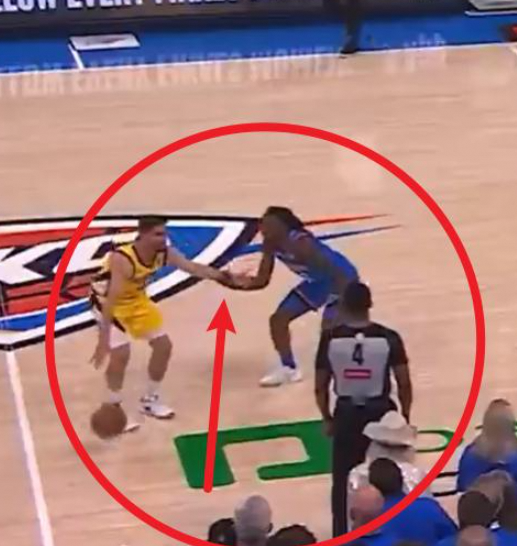 美媒怒批！NBA 总决赛步行者这一幕，华莱士拉手裁判却不响哨