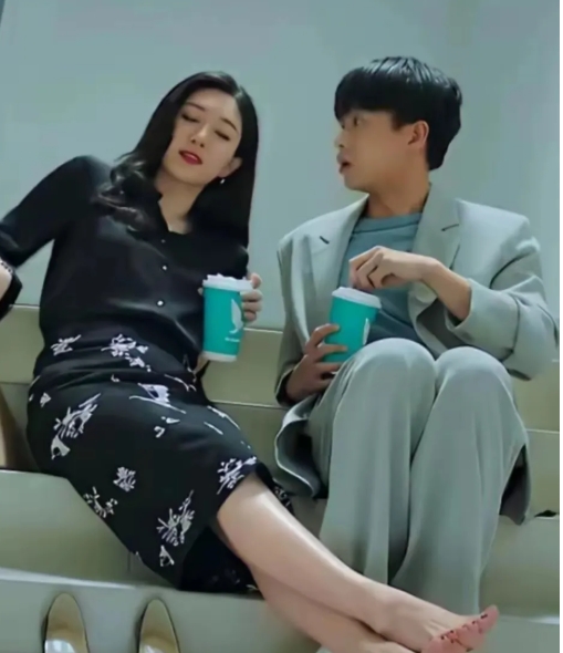 当着男生的面脱鞋，江疏影就这么自信她的脚没有味吗？也能理解，换成是谁也不舍得把这
