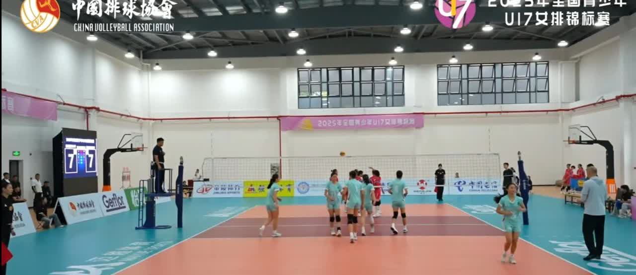 U17女排锦标赛，江苏徐州棠张中学队决胜局17：15艰难取胜，进军四强[握手]
