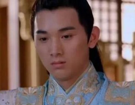 684年，武则天命令儿子李贤自杀。李贤悲愤地说：“我已被贬为庶民，母亲还是不肯放