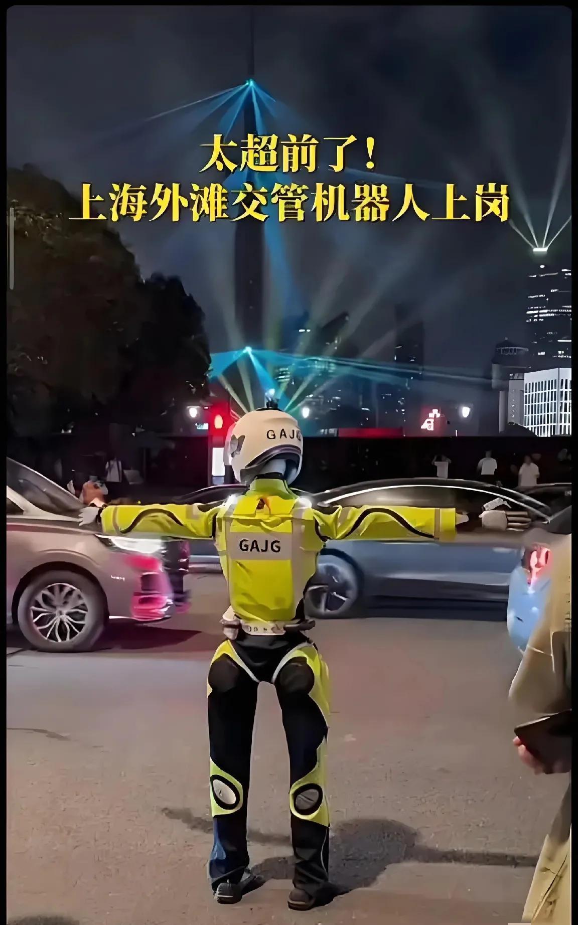 上海外滩惊现“机器人交警”上路指挥交通…
这个时代，还有哪一种职业是稳定的？人工