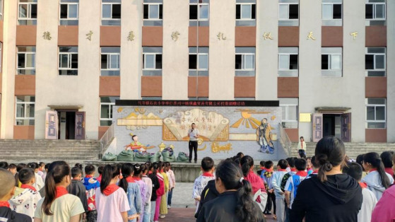 爱心校服暖校园，温情助力成长路